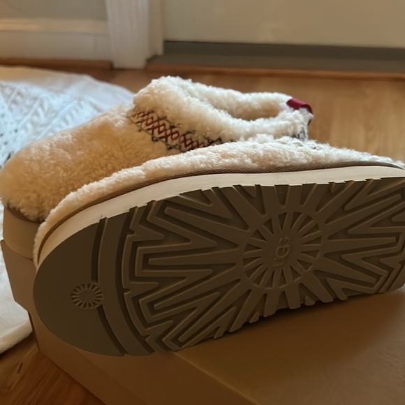 UGG Braid Platform Fuzzy Slippers - Picture 3 of 3